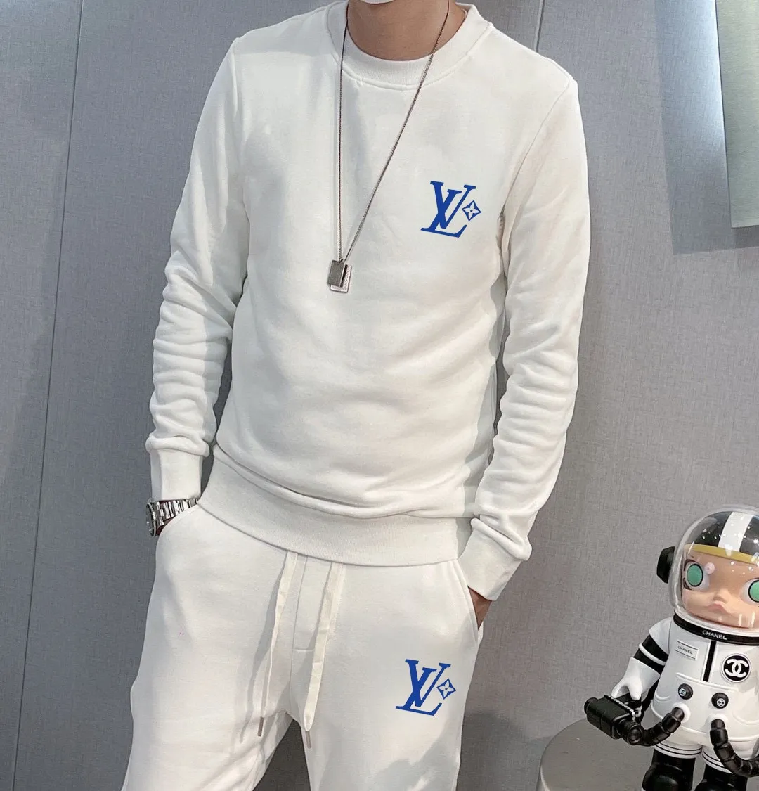 🅿️380 [LV Louis Vuitton] (Fat Man Gospel) hot-selling suit is coming. Focus on the original version of the official website. 2025 new hot-selling sweatshirt suit. The original order is hard to buy🇭🇰. It is the meticulous work of top designers for a fitting and perfect upper body effect. All-natural high-quality Roman cotton 100%, close-fitting comfort, noble and elegant! Original hardware embodies elegance and nobility! Counter size: M-5XL (maximum wear up to 220 pounds)